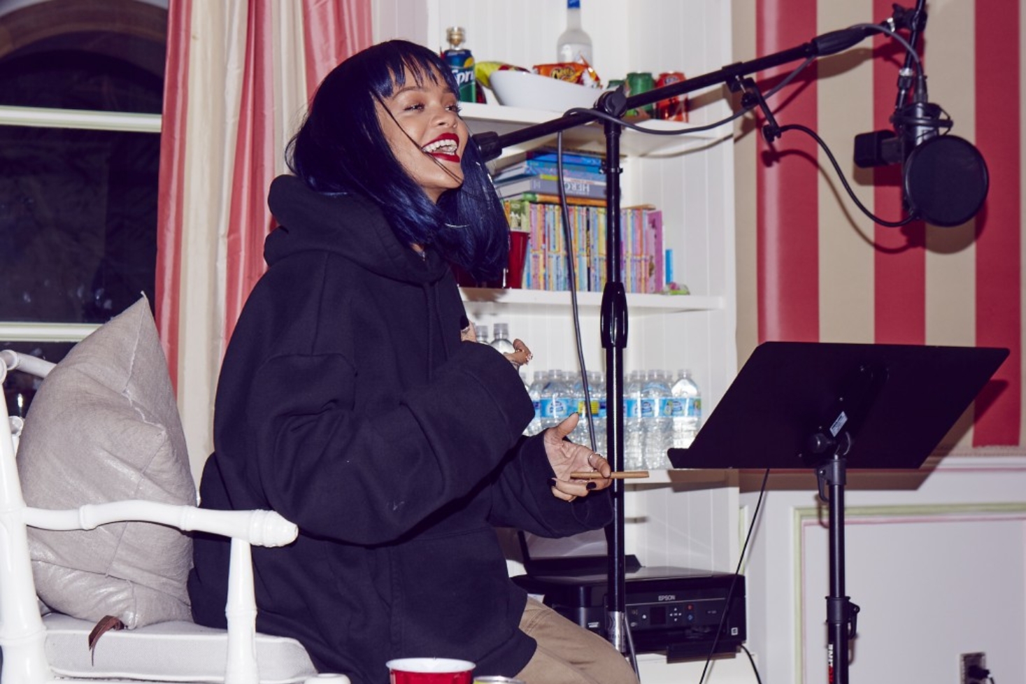 Rihanna mikrofonin edessä