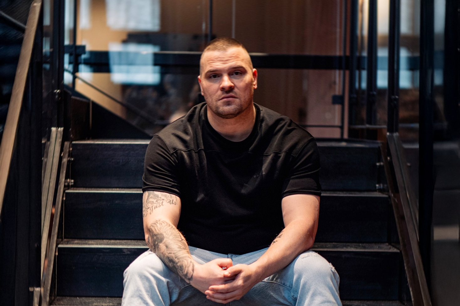 Tuomas Kauhanen istuu portaikolla
