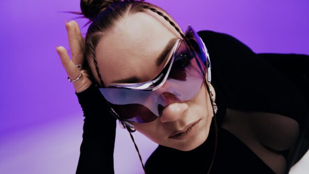 Bess nojaa käteensä Ultravioletti-albumin promokuvassa