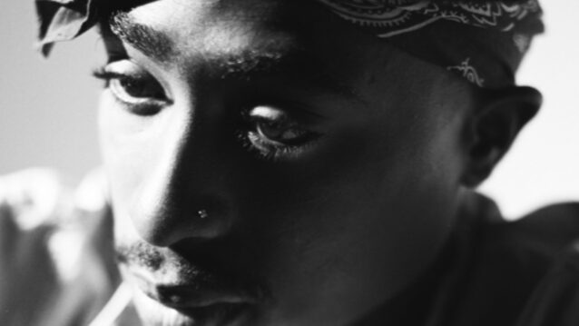 Tupac mustavalkoisessa kuvassa. Tupac Shakurin julkaisemattomat kappaleet myynnissä!