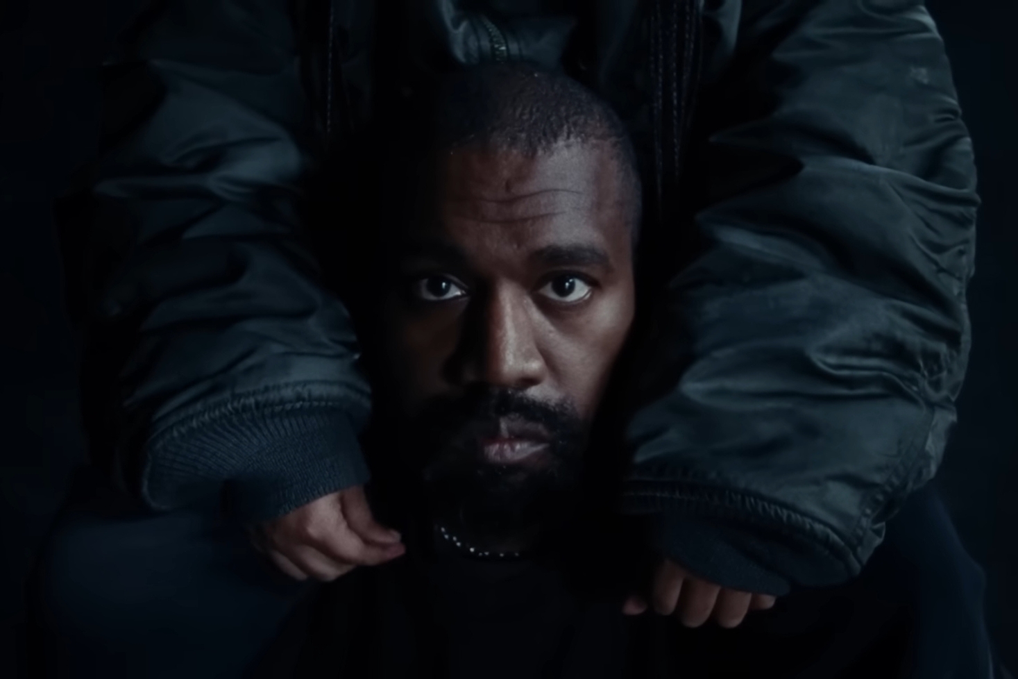 Kanye Westin olkapäillä North West. Kanye West maksaa jättisummia elatusmaksuina!
