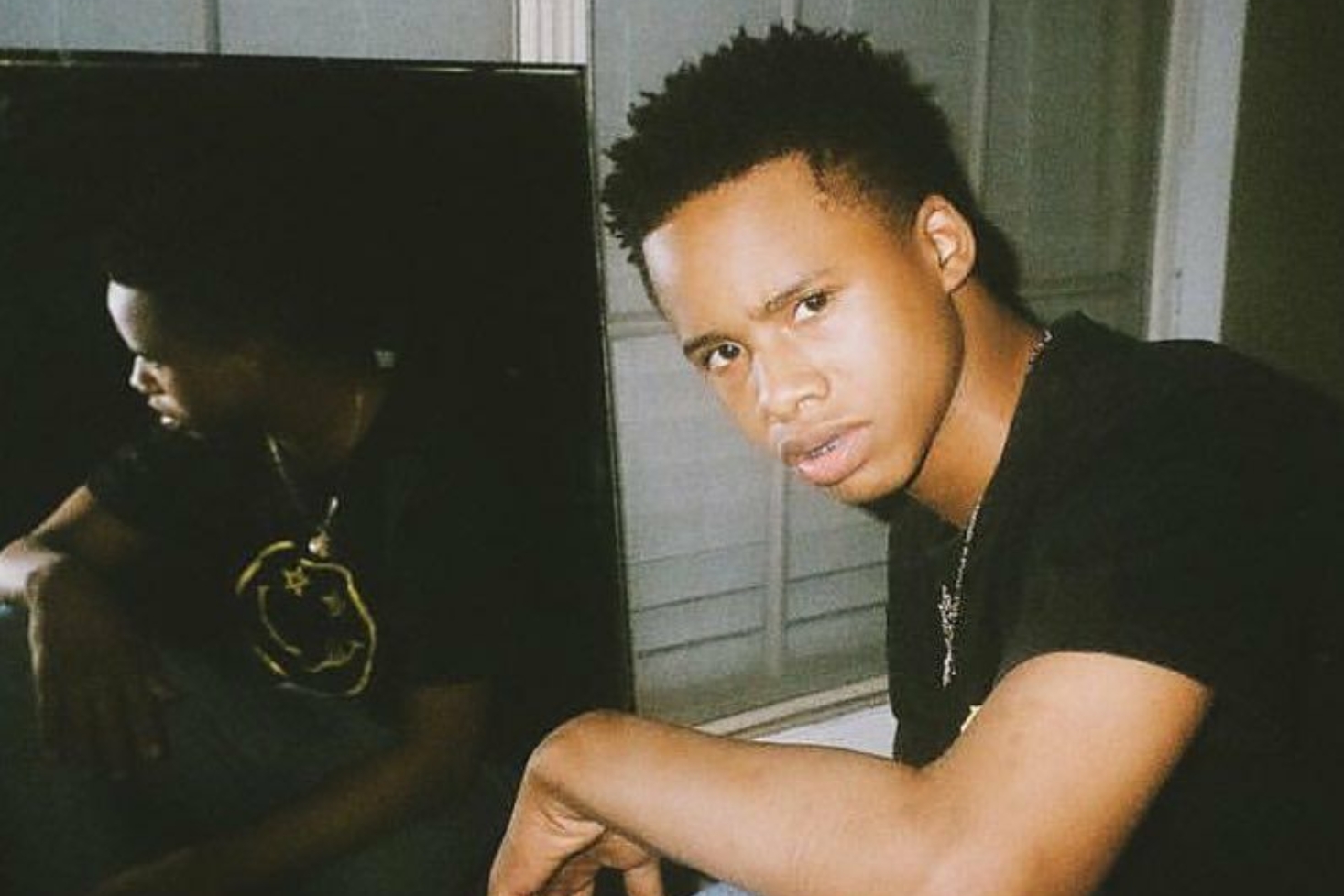 Entinen teiniräppäri eli Tay-K television vieressä